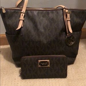 Micheal Kors Dark Brown Purse & Wallet